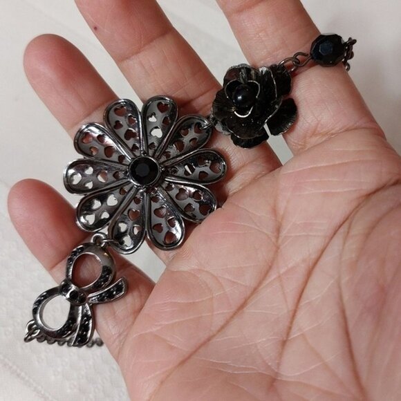 🔴 Linked Bow and Flowers Statement Choker Necklace Gunmetal - Picture 3 of 5